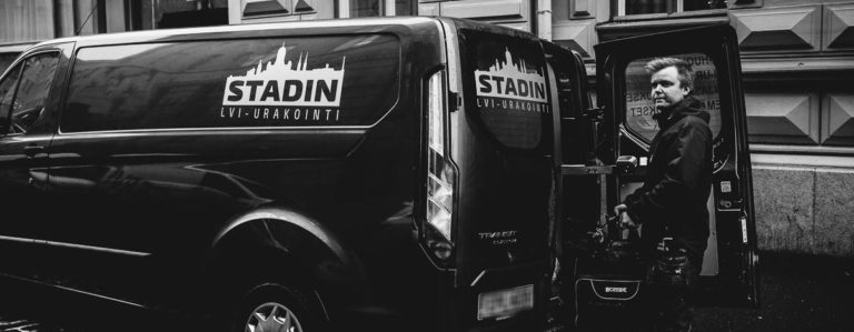 Stadin LVI-Urakoinnin pakettiautot ja asentaja